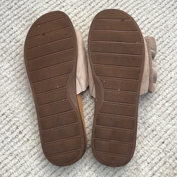 Vionic Roni Suede Ruffle Slide - Picture 6 of 6
